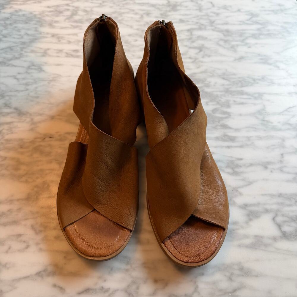 Roan Women’s Betty Sandal in Cognac - Picture 3 of 8